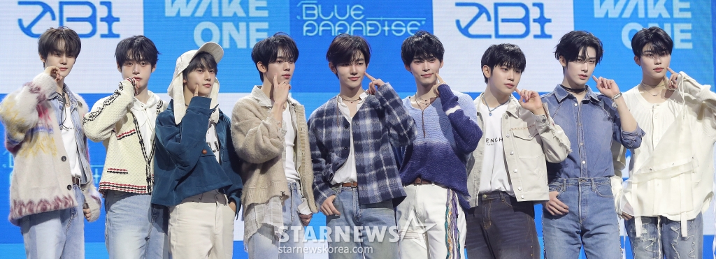 그룹 제로베이스원(ZEROBASEONE)이 24일 오후 서울 용산구 블루스퀘어에서 진행된 미니 4집 '시네마 파라다이스(CINEMA PARADISE)' 발매 기념 쇼케이스에 참석해 포즈를 취하고 있다. 제로베이스원의 이번 앨범에는 '슬픈(BLUE) 순간조차 삶의 일부이며, 그럼에도 노력해 나가는 우리의 모습은 그 자체로 찬란하고 아름답다'라는 메시지가 담겼다. 결국 파라다이스는 우리 모두의 내면에 있음을 역설하며, 음악 내외적으로 한층 성숙해진 아홉 멤버의 모습을 그렸다. 2025.02.24 /사진=김창현 chmt@