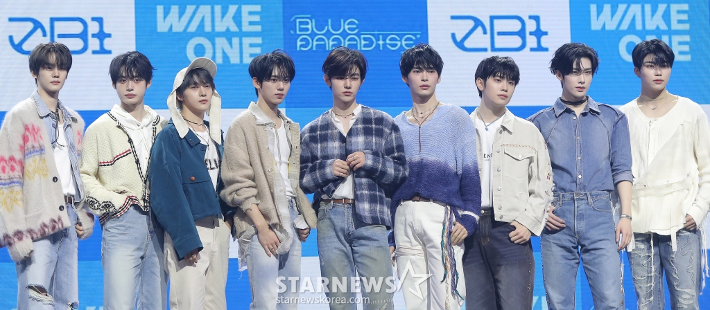 그룹 제로베이스원(ZEROBASEONE)이 24일 오후 서울 용산구 블루스퀘어에서 진행된 미니 4집 '시네마 파라다이스(CINEMA PARADISE)' 발매 기념 쇼케이스에 참석해 포즈를 취하고 있다.  제로베이스원의 이번 앨범에는 '슬픈(BLUE) 순간조차 삶의 일부이며, 그럼에도 노력해 나가는 우리의 모습은 그 자체로 찬란하고 아름답다'라는 메시지가 담겼다. 결국 파라다이스는 우리 모두의 내면에 있음을 역설하며, 음악 내외적으로 한층 성숙해진 아홉 멤버의 모습을 그렸다. 2025.02.24 /사진=김창현 chmt@