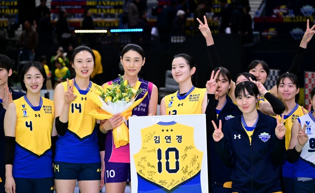 김연경(가운데 꽃다발 들고 있는 선수)이 지난 21일 경기도 화성의 실내체육관에서 치러진 2024~2025 도드람 V리그 정규리그 5라운드 경기에서 은퇴 투어 행사 기념 사진을 찍고 있다. /사진=한국배구연맹 제공