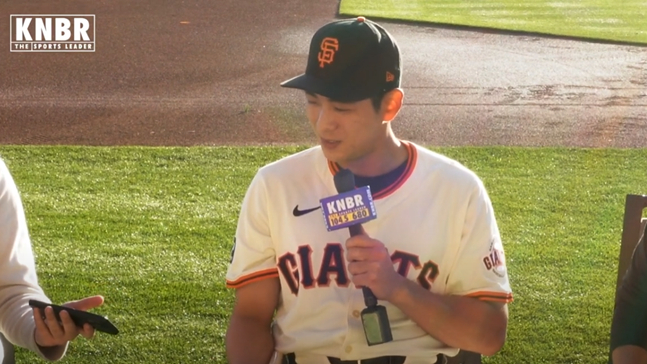 응원가를 들으며 따라부르고 있는 이정후. /사진=KNBR 유튜브 캡처