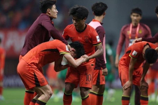 중국 선수들이 사우디에 패한 뒤 아쉬워하고 있는 모습. /사진=AFC 공식 홈페이지