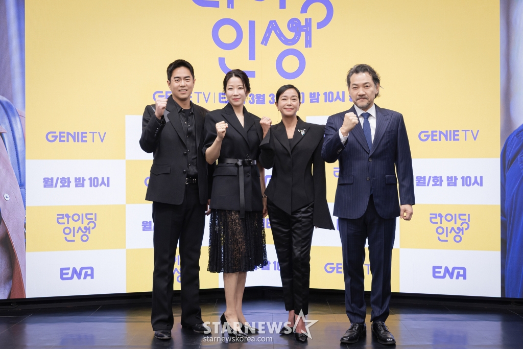 배우 전석호, 전혜진, 조민수, 정진영이 25일 오후 온라인으로 진행된 지니 TV 오리지널 드라마 '라이딩 인생' 제작발표회에 참석해 포즈를 취하고 있다. '라이딩 인생'은 딸의 '7세 고시'를 앞둔 열혈 워킹맘 정은이 엄마 지아에게 학원 라이딩을 맡기며 벌어지는 3대 모녀의 '애'태우는 대치동 라이프를 그린 드라마다. 내달 3일 공개. / 사진제공= 지니TV /사진=김창현 chmt@