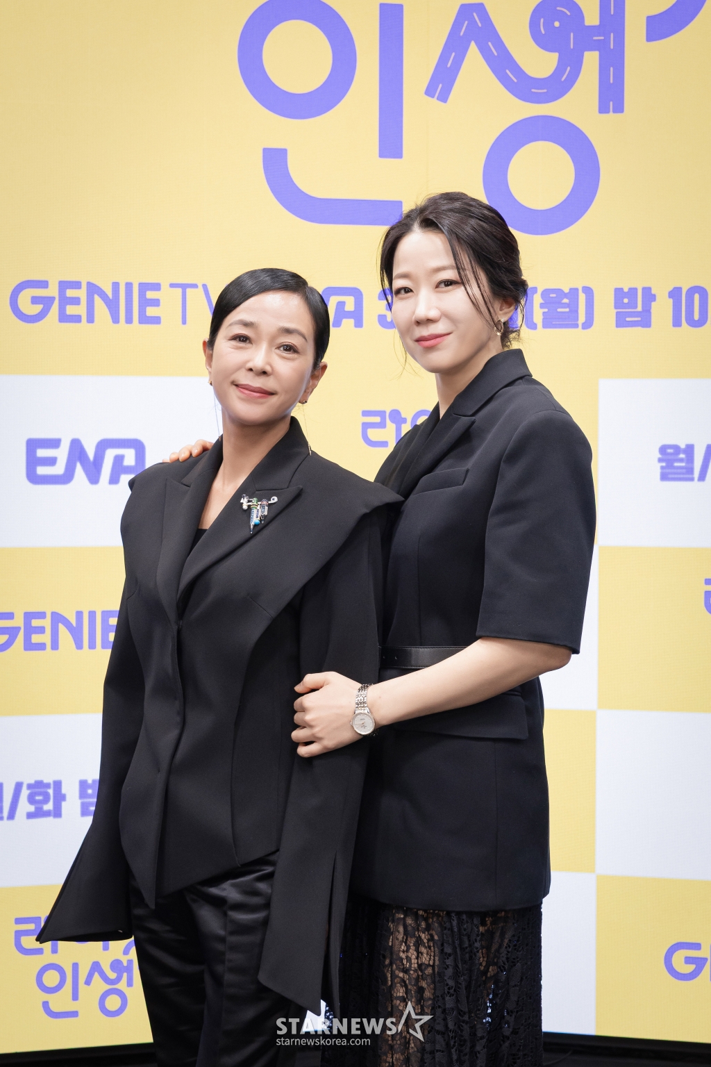 배우 조민수, 전혜진이 25일 오후 온라인으로 진행된 지니 TV 오리지널 드라마 '라이딩 인생' 제작발표회에 참석해 포즈를 취하고 있다. '라이딩 인생'은 딸의 '7세 고시'를 앞둔 열혈 워킹맘 정은이 엄마 지아에게 학원 라이딩을 맡기며 벌어지는 3대 모녀의 '애'태우는 대치동 라이프를 그린 드라마다. 내달 3일 공개. / 사진제공= 지니TV /사진=김창현 chmt@