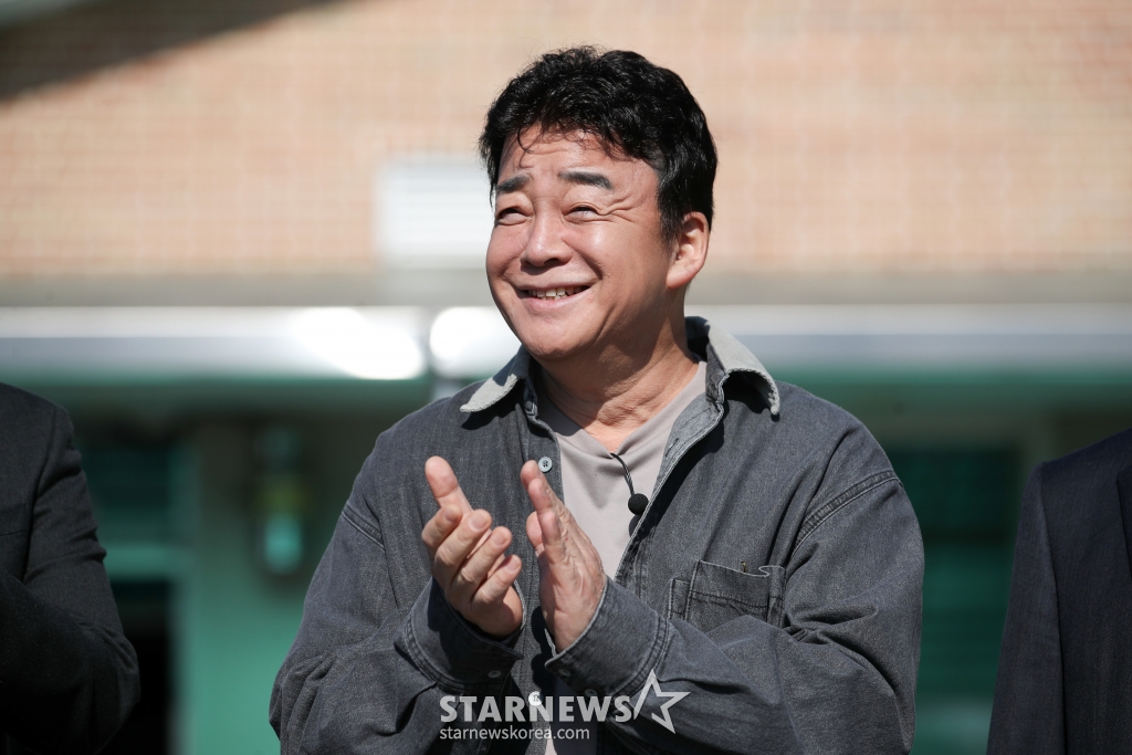 (남양주=뉴스1) 이승배 기자 = 백종원 더본코리아 대표가 7일 경기도의 한 군 부대에서 열린 더본코리아 특식제공 행사에서 박수치고 있다. 2024.11.7/뉴스1 Copyright (C) 뉴스1. All rights reserved. 무단 전재 및 재배포, AI학습 이용 금지. /사진=(남양주=뉴스1) 이승배 기자