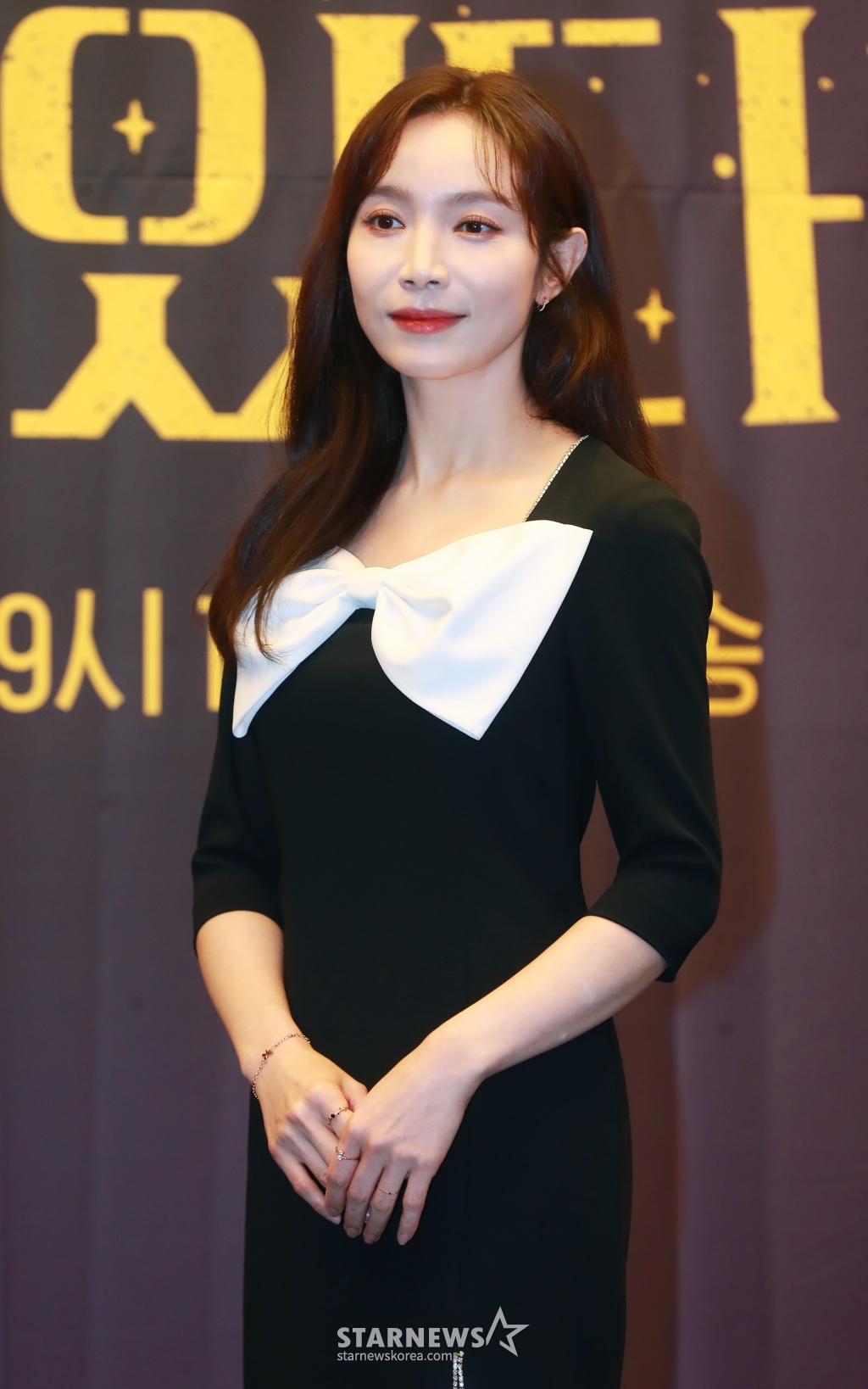 배우 이민영이 22일 오후 서울 마포구 상암동 스탠포드호텔에서 진행된 TV조선 새 드라마 '마녀는 살아있다' 제작발표회에 앞서 포즈를 취하고 있다. 산 날과 살날이 반반인 불혹의 나이에 죽이고 싶은 누군가가 생겨버린 세 여자의 이야기를 다루는 미스터리 블랙코미디 '마녀는 살아있다'는 오는 25일 첫 방송된다. /2022.06.22