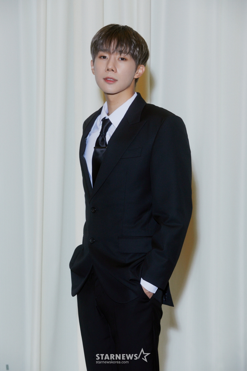 그룹 인피니트(INFINITE) 김성규가 31일 오후 서울 서초구 더 리버사이드 호텔에서 진행된 일곱 번째 미니앨범 '비긴'(13egin) 발매 기념 기자간담회에 참석해 포즈를 취하고 있다. 새 앨범 타이틀곡 '뉴 이모션스(New Emotions)'는 멤버들의 6인 6색 풍성한 보컬과 코드 프로그레션이 묵직하게 어우러진 소리 표현이 매력적인 트랙으로 프로듀서 라이언 전(Ryan Jhun)이 작곡을 맡았다. 또한 인피니트는 매혹적인 남자들의 나른함과 섹시함을 담아 마치 고급 향수의 은은한 향과 같이 세련되면서도 과하지 않은 퍼포먼스를 완성했다. / 사진제공 =인피니트 컴퍼니 /사진=김창현
