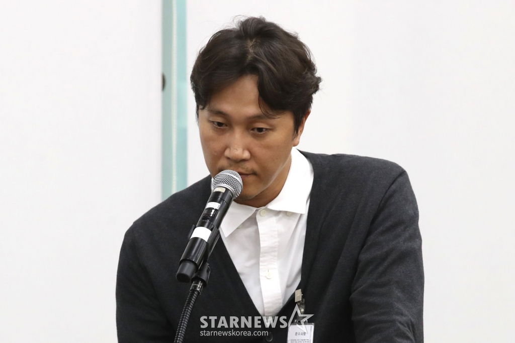 (서울=뉴스1) 이광호 기자 = 방송인 겸 정신건강의학과 전문의 양재웅 씨가 23일 오후 서울 여의도 국회에서 열린 보건복지위원회의 복지부 등에 대한 종합 국정감사에 증인으로 출석해 자신의 병원에서 발생한 환자 사망 사고와 관련한 의원 질의에 답하고 있다. 2024.10.23/뉴스1 Copyright (C) 뉴스1. All rights reserved. 무단 전재 및 재배포, AI학습 이용 금지. /사진=(서울=뉴스1) 이광호 기자