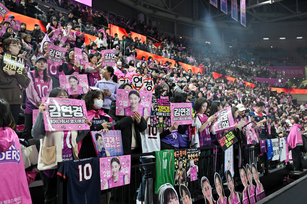 김연경의 생일을 축하하는 흥국생명 팬들. /사진=한국배구연맹(KOVO) 제공