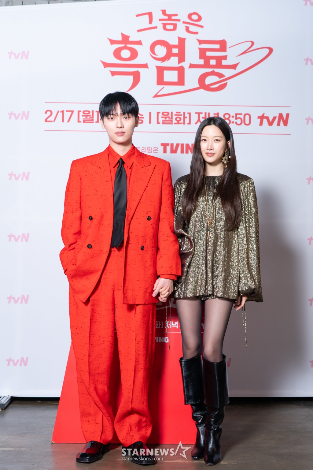 배우 최현욱, 문가영이 12일 온라인으로 진행된 tvN 새 월화드라마 '그놈은 흑염룡' 제작발표회에 앞서 포즈를 취하고 있다. /사진제공=CJENM 2025.02.12 /사진=이동훈 photoguy@