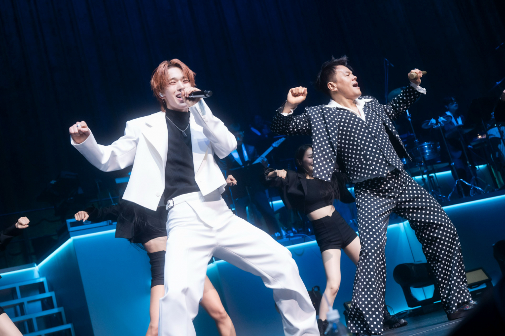 그룹 NEXZ가 박진영(J.Y. Park) 데뷔 30주년 기념 콘서트 'Still JYP' 도쿄 공연에서 박진영과 합동 무대를 펼치고 있다/사진제공=JYP엔터테인먼트