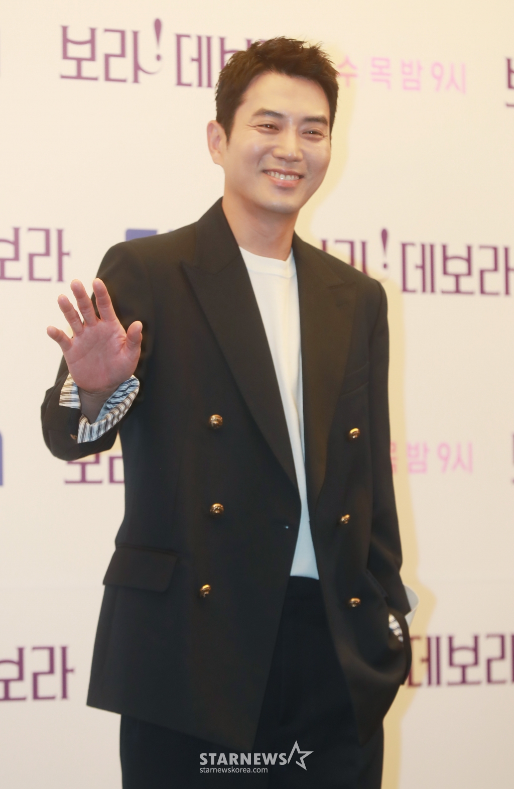 배우 주상욱이 12일 오전 서울 상암동 스탠포드 호텔에서 진행된 ENA 드라마 '보라! 데보라' 제작발표회에 참석해 포즈를 취하고 있다. 연애는 전략이 필요하다는 연애코치 데보라와 연애는 진정성이라는 출판 기획자 수혁이 함께 연애서를 만들면서 시작되는 과몰입 유발 로맨스 '보라! 데보라'는 오늘(12일) 첫 방송된다. /2023.04.12
