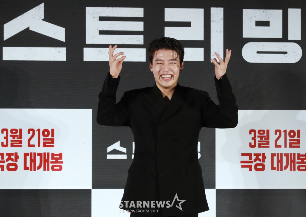 배우 강하늘ㅇ 26일 오전 서울 광진구 롯데시네마 건대입구점에서 진행된 영화 '스트리밍'(감독 조장호) 제작발표회에 참석해 질문에 포즈를 취하고 있다.  구독자 수 1위의 범죄 채널 스트리머 '우상(강하늘)'이 풀리지 않던 연쇄살인 사건의 단서를 발견하고 범인을 추적하는 과정을 실시간으로 방송하며 벌어지는 스릴러 '스트리밍'은 3월 21일 개봉한다. /2025.02.26 /사진=이동훈 photoguy@