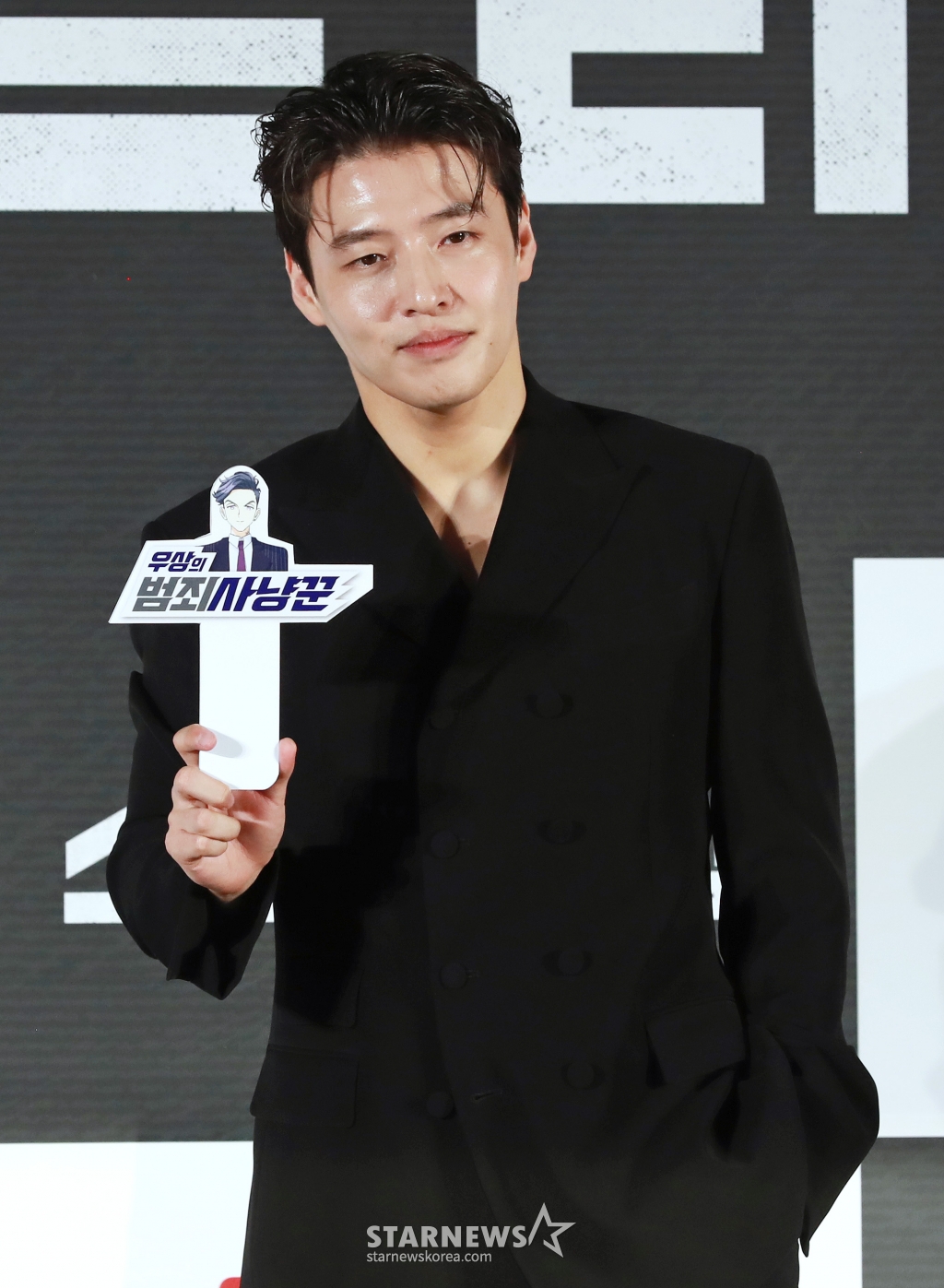 배우 강하늘ㅇ 26일 오전 서울 광진구 롯데시네마 건대입구점에서 진행된 영화 '스트리밍'(감독 조장호) 제작발표회에 참석해 질문에 포즈를 취하고 있다.  구독자 수 1위의 범죄 채널 스트리머 '우상(강하늘)'이 풀리지 않던 연쇄살인 사건의 단서를 발견하고 범인을 추적하는 과정을 실시간으로 방송하며 벌어지는 스릴러 '스트리밍'은 3월 21일 개봉한다. /2025.02.26 /사진=이동훈 photoguy@