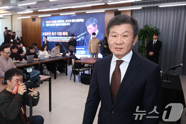 제55대 대한축구협회장에 당선된 정몽규(오른쪽) 신임 회장. /사진=뉴시스 제공