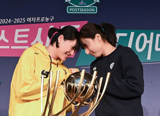 우승 트로피를 앞에두고 서로 머리를 맞대며 포즈를 취하고 있는 강이슬(왼쪽)과 김단비. /사진=WKBL 제공
