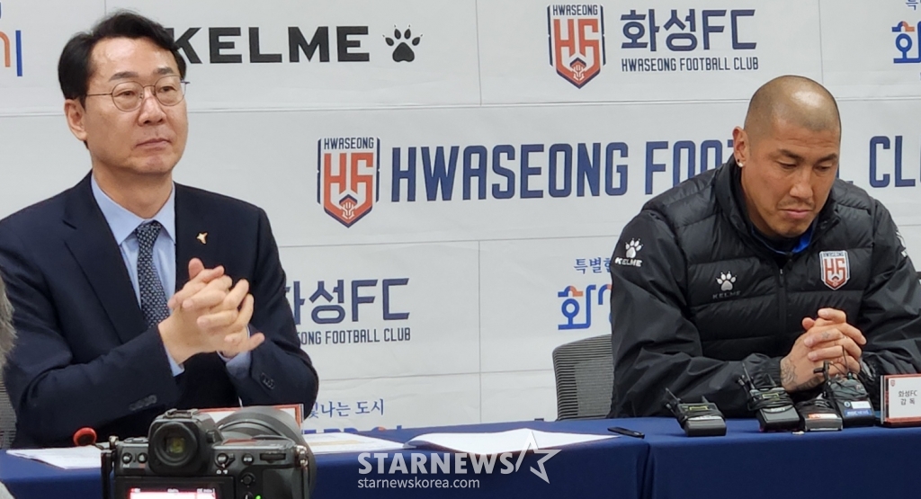 차두리(오른쪽) 화성FC 감독과 구단주 정명근 화성 시장. /사진=박건도 기자