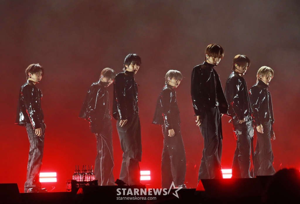 그룹 누에라(NouerA)가 26일 오후 서울 블루스퀘어에서 진행된 첫 미니앨범 'Chapter: New is Now' 발매기념 쇼케이스에서 신곡을 선보이고 있다. /2025.02.26 /사진=이동훈 photoguy@
