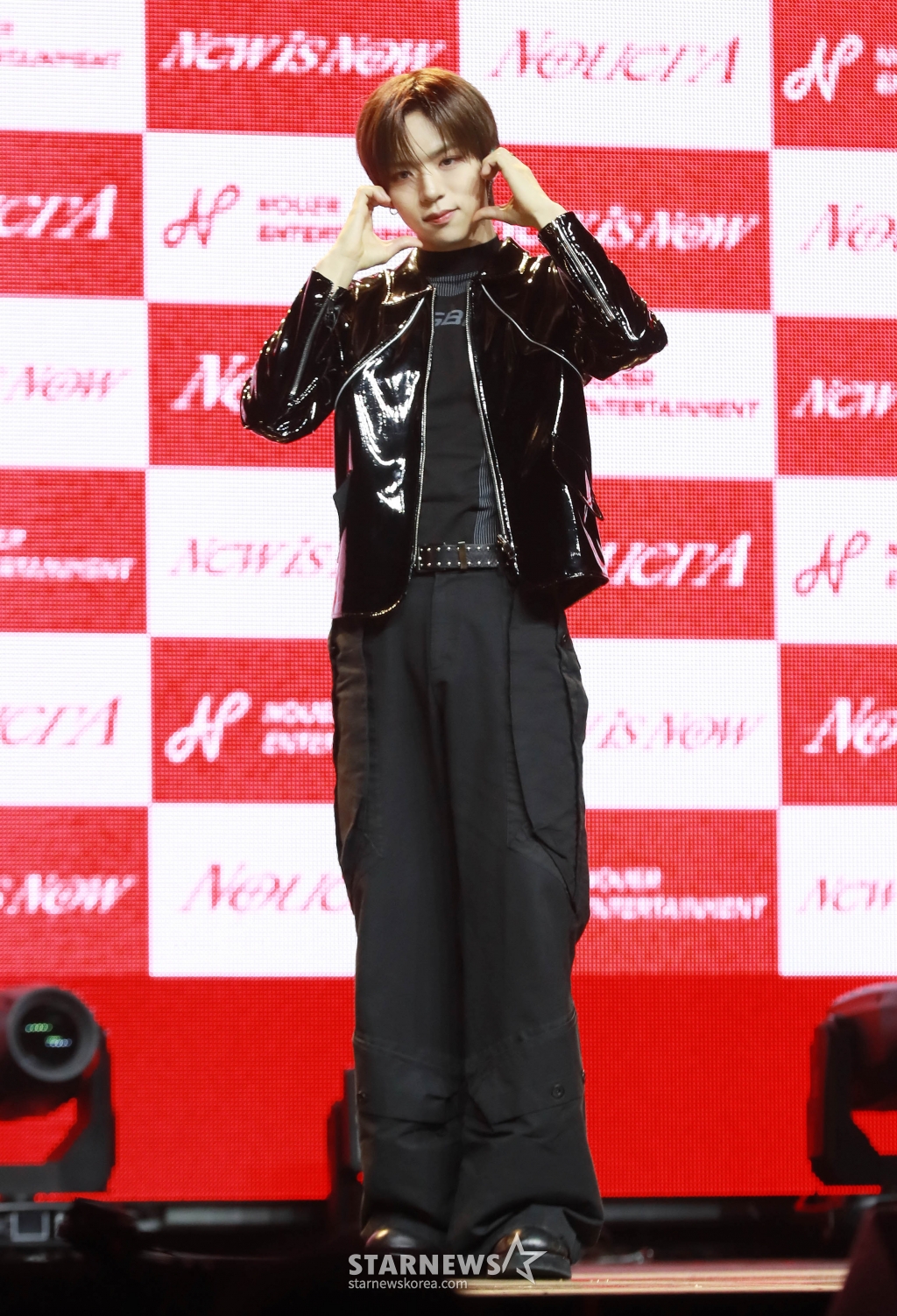 그룹 누에라(NouerA) 현준이 26일 오후 서울 블루스퀘어에서 진행된 첫 미니앨범 'Chapter: New is Now' 발매기념 쇼케이스에서 포즈를 취하고 있다. /2025.02.26 /사진=이동훈 photoguy@
