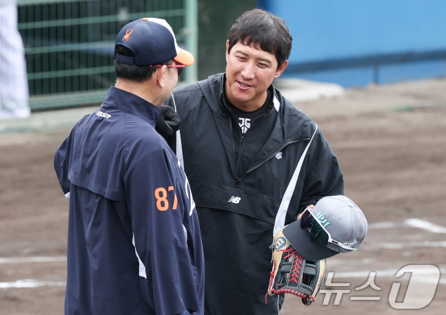 KT 위즈 황재균(오른쪽)이 26일 일본 오키나와 고친다 야구장에서 열린 KT 위즈와 한화 이글스 연습경기에 앞서 인사를 나누고 있다. /사진=뉴스1