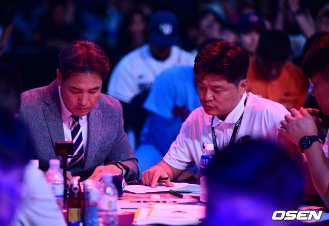 키움 고형욱 단장(왼쪽)과 이수범 스카우트가 KBO 신인드래프트 지명을 위해 고민하고 있다.