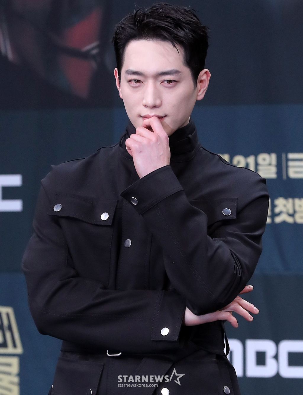 배우 서강준이 20일 오후 서울 마포구 상암동 MBC 사옥에서 진행된 MBC 금토드라마 '언더커버 하이스쿨' 제작발표회에 참석해 포즈를 취하고 있다. '언더커버 하이스쿨'은 고종 황제의 사라진 금괴의 행방을 쫓기 위해 고등학생으로 위장 잠입한 국정원 요원의 좌충우돌 N차 고딩 활약기를 담은 드라마다. 오는 21일 첫 방송. 2025.02.20 /사진=김창현 chmt@