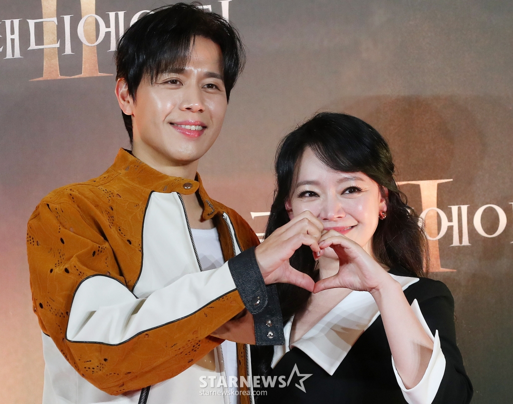 뮤지컬 배우 손준호, 김소현이 5일 오후 서울 용산구 아이파크몰 CGV에서 진행된 영화 '글래디에이터2' VIP시사회에 참석해 포즈를 취하고 있다. '글래디에이터2'는 '막시무스'의 죽음으로부터 20여 년 후, 콜로세움에서 로마의 운명을 건 결투를 벌이는 '루시우스'(폴 메스칼)의 이야기를 그린 영화다. 오는 13일 개봉. 2024.11.05 /사진=김창현 chmt@