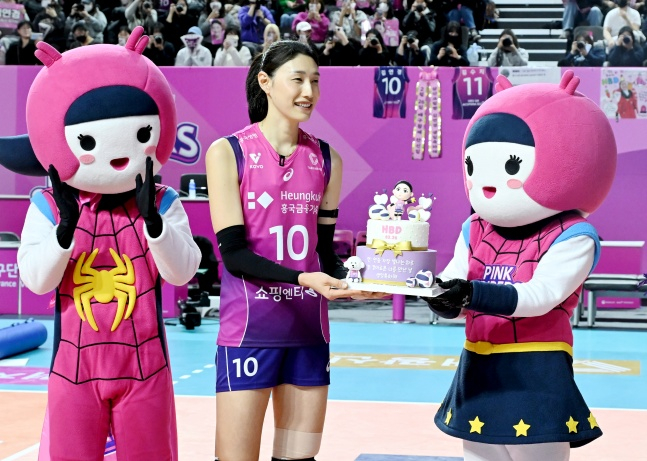 흥국생명의 김연경(가운데)이 지난 25일 IBK 기업은행전이 끝난 후 생일케이크를 받고 기뻐하고 있다. /사진=한국배구연맹 제공