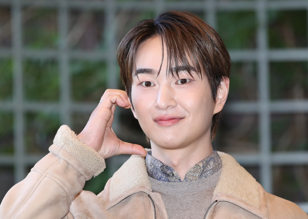 (서울=뉴스1) 권현진 기자 = 샤이니 온유가 24일 서울 강남구 현대백화점 압구정 본점에서 열린 한 패션 브랜드 포토행사에 참석해 포즈를 취하고 있다. 2024.9.24/뉴스1 Copyright (C) 뉴스1. All rights reserved. 무단 전재 및 재배포, AI학습 이용 금지. /사진=(서울=뉴스1) 권현진 기자