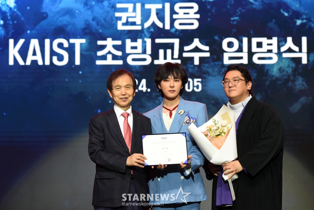 (서울=뉴스1) = 가수 지드래곤(본명 권지용·가운데)이 5일 대전 유성구 카이스트 본원 류근철 스포츠 컴플렉스에서 이광형 총장(왼쪽)으로부터 기계공학과 초빙교수 임명장을 받은 후 기념촬영을 하고 있다. 지드래곤의 초빙교수 임용 기간은 4일부터 2026년 6월까지 2년이다. 아울러 카이스트 글로벌 앰배서더로도 임명되어 카이스트의 해외 홍보 강화를 도울 예정이다. (카이스트 제공) 2024.6.5/뉴스1 Copyright (C) 뉴스1. All rights reserved. 무단 전재 및 재배포, AI학습 이용 금지. /사진=(서울=뉴스1)