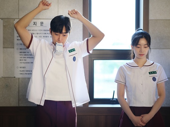 왼쪽부터 진영, 다현
