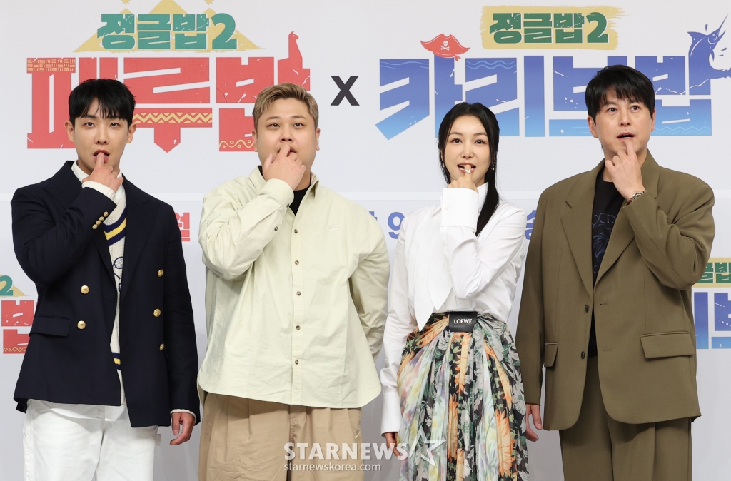 (서울=뉴스1) 권현진 기자 = 배우 이준(왼쪽부터)과 윤남노, 김옥빈, 류수영이 27일 서울 양천구 목동 SBS에서 열린 예능 ‘정글밥2 - 페루밥, 카리브밥’ 제작발표회에서 포즈를 취하고 있다. ‘정글밥2 - 페루밥’은 류수영, 최현석, 김옥빈, 최다니엘이 정글 현지에서만 구할 수 있는 식재료로 현지인과 교류하며 요리해 먹는 이야기를 담은 프로그램이다. 2025.2.27/뉴스1 Copyright (C) 뉴스1. All rights reserved. 무단 전재 및 재배포, AI학습 이용 금지. /사진=(서울=뉴스1) 권현진 기자