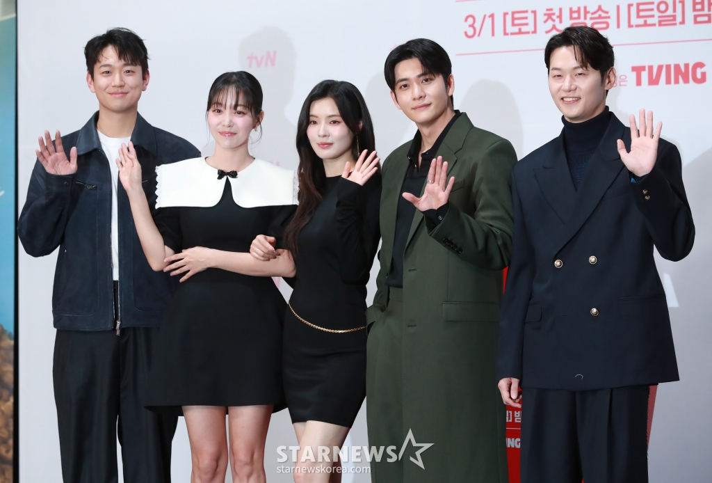 배우 신현승, 김가은, 이선빈, 강태오, 이학주가 27일 오후 서울 신도림 라마다 호텔에서 진행된 tvN 새 토일드라마 '감자연구소' 제작발표회에 참석해 포즈를 취하고 있다. 감자에 울고 웃는 감자 연구소, 감자가 전부인 미경의 인생에 나타난 차가운 원칙주의자 백호. 뱅글뱅글 회오리 감자처럼 휘몰아치는 힐링 코믹로맨스 '감자연구소'는 3월 1일 첫 방송된다. /2025.02.27 /사진=이동훈 photoguy@