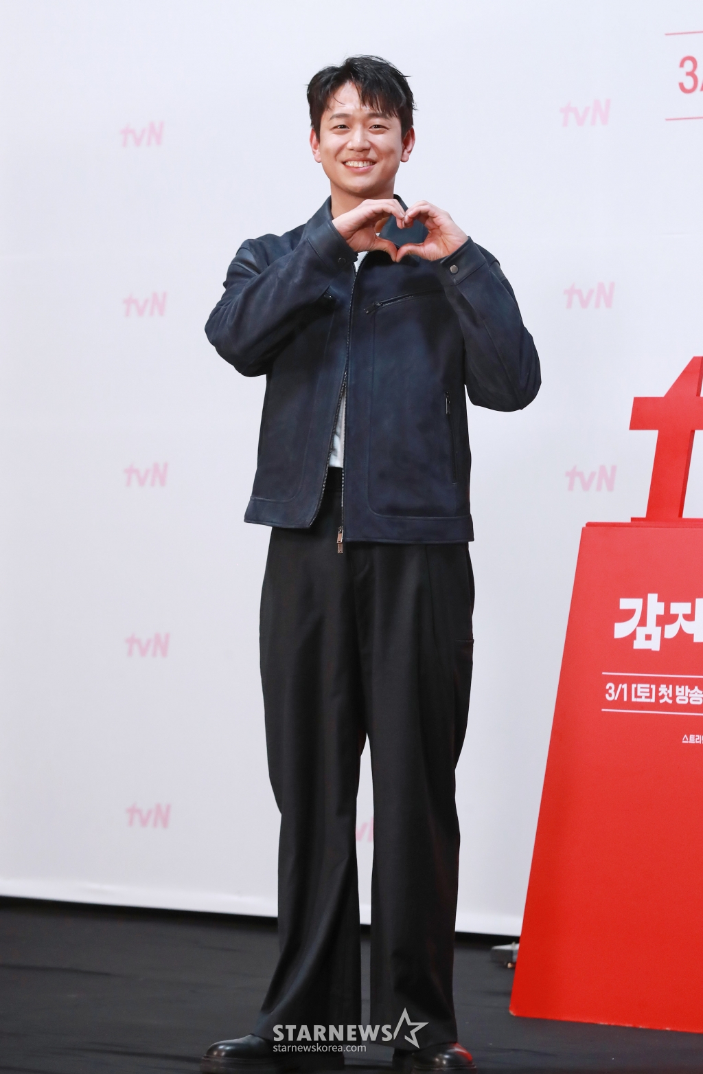 배우 신현승이 27일 오후 서울 신도림 라마다 호텔에서 진행된 tvN 새 토일드라마 '감자연구소' 제작발표회에 참석해 포즈를 취하고 있다. 감자에 울고 웃는 감자 연구소, 감자가 전부인 미경의 인생에 나타난 차가운 원칙주의자 백호. 뱅글뱅글 회오리 감자처럼 휘몰아치는 힐링 코믹로맨스 '감자연구소'는 3월 1일 첫 방송된다. /2025.02.27 /사진=이동훈 photoguy@