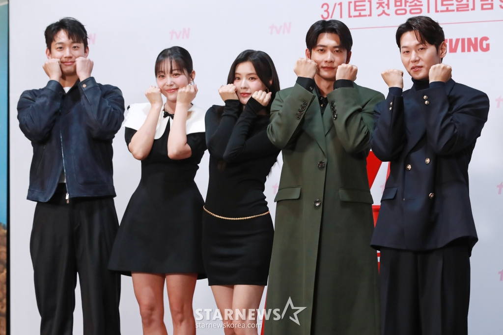 배우 신현승, 김가은, 이선빈, 강태오, 이학주가 27일 오후 서울 신도림 라마다 호텔에서 진행된 tvN 새 토일드라마 '감자연구소' 제작발표회에 참석해 포즈를 취하고 있다. 감자에 울고 웃는 감자 연구소, 감자가 전부인 미경의 인생에 나타난 차가운 원칙주의자 백호. 뱅글뱅글 회오리 감자처럼 휘몰아치는 힐링 코믹로맨스 '감자연구소'는 3월 1일 첫 방송된다. /2025.02.27 /사진=이동훈 photoguy@