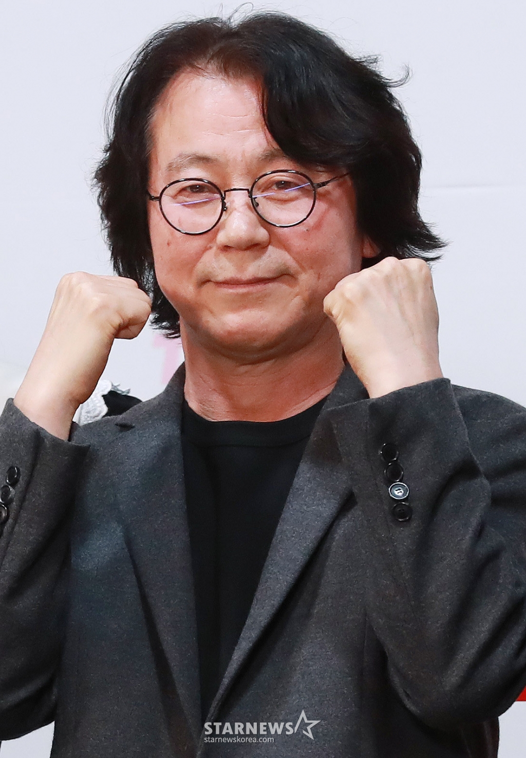 강일수 감독이 27일 오후 서울 신도림 라마다 호텔에서 진행된 tvN 새 토일드라마 '감자연구소' 제작발표회에 참석해 포즈를 취하고 있다. 감자에 울고 웃는 감자 연구소, 감자가 전부인 미경의 인생에 나타난 차가운 원칙주의자 백호. 뱅글뱅글 회오리 감자처럼 휘몰아치는 힐링 코믹로맨스 '감자연구소'는 3월 1일 첫 방송된다. /2025.02.27 /사진=이동훈 photoguy@