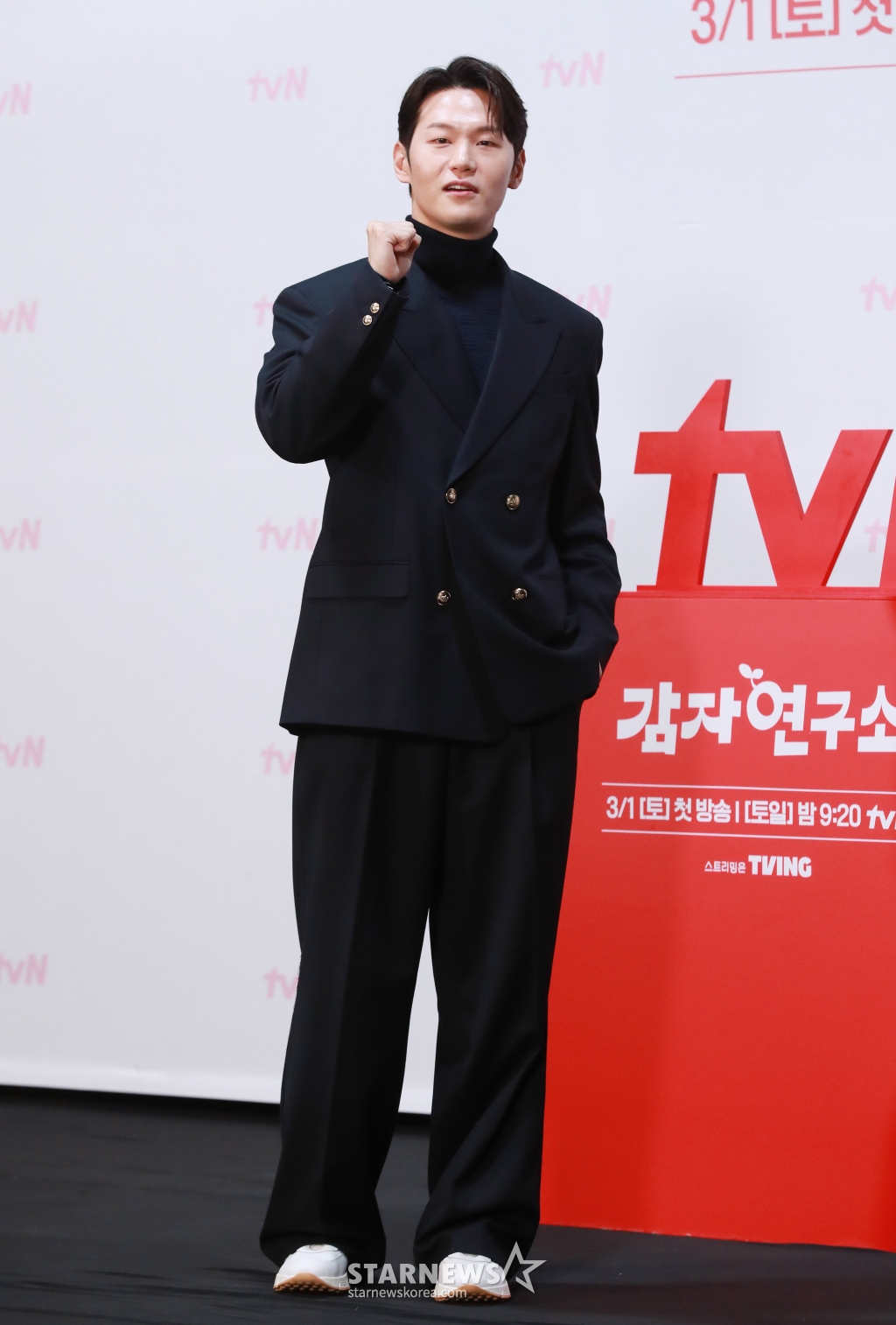 배우 이학주가 27일 오후 서울 신도림 라마다 호텔에서 진행된 tvN 새 토일드라마 '감자연구소' 제작발표회에 참석해 포즈를 취하고 있다. 감자에 울고 웃는 감자 연구소, 감자가 전부인 미경의 인생에 나타난 차가운 원칙주의자 백호. 뱅글뱅글 회오리 감자처럼 휘몰아치는 힐링 코믹로맨스 '감자연구소'는 3월 1일 첫 방송된다. /2025.02.27 /사진=이동훈 photoguy@