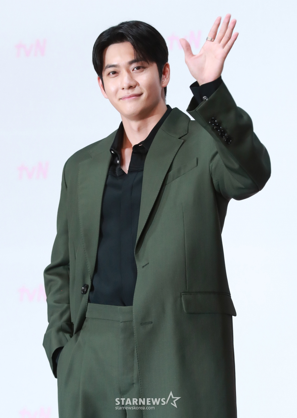 배우 강태오가 27일 오후 서울 신도림 라마다 호텔에서 진행된 tvN 새 토일드라마 '감자연구소' 제작발표회에 참석해 포즈를 취하고 있다. 감자에 울고 웃는 감자 연구소, 감자가 전부인 미경의 인생에 나타난 차가운 원칙주의자 백호. 뱅글뱅글 회오리 감자처럼 휘몰아치는 힐링 코믹로맨스 '감자연구소'는 3월 1일 첫 방송된다. /2025.02.27 /사진=이동훈 photoguy@