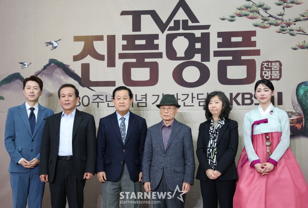 (서울=뉴스1) 권현진 기자 = 강승화 아나운서(왼쪽부터)와 김경수 민속품 감정위원, 김준영 도자기 감정위원, 진동만 회화 감정위원, 이은미 CP, 홍주연 아나운서가 27일 서울 영등포구 KBS 신관에서 열린 ‘TV쇼 진품명품 30주년 기념 기자 간담회’에서 포즈를 취하고 있다. ‘TV쇼 진품명품'은 세월 속에 묻혀 있던 진품, 명품을 발굴해 배우는 즐거움과 깨닫는 기쁨을 얻고, 전문 감정위원의 예리한 시선으로 우리 고미술품의 진가를 확인하는 고미술 감정 프로그램이다. 2025.2.27/뉴스1 Copyright (C) 뉴스1. All rights reserved. 무단 전재 및 재배포, AI학습 이용 금지. /사진=(서울=뉴스1) 권현진 기자