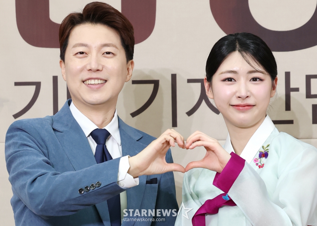 (서울=뉴스1) 권현진 기자 = 강승화, 홍주연 아나운서(오른쪽)가 27일 서울 영등포구 KBS 신관에서 열린 ‘TV쇼 진품명품 30주년 기념 기자 간담회’에서 포즈를 취하고 있다. ‘TV쇼 진품명품'은 세월 속에 묻혀 있던 진품, 명품을 발굴해 배우는 즐거움과 깨닫는 기쁨을 얻고, 전문 감정위원의 예리한 시선으로 우리 고미술품의 진가를 확인하는 고미술 감정 프로그램이다. 2025.2.27/뉴스1 Copyright (C) 뉴스1. All rights reserved. 무단 전재 및 재배포, AI학습 이용 금지. /사진=(서울=뉴스1) 권현진 기자