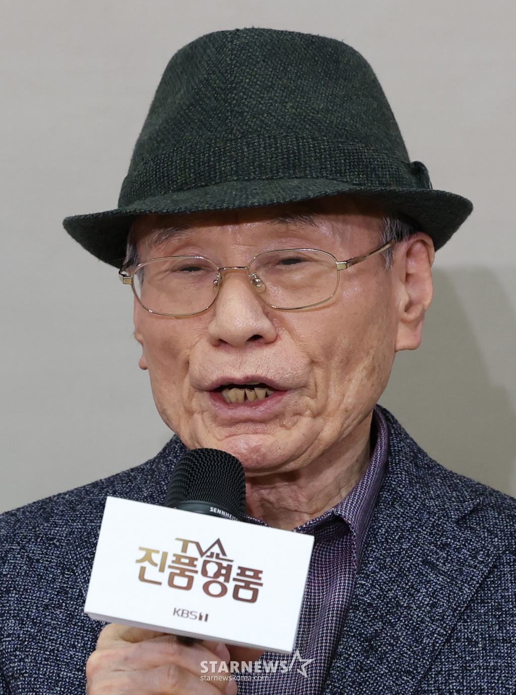 (서울=뉴스1) 권현진 기자 = 진동만 회화 감정위원이 27일 서울 영등포구 KBS 신관에서 열린 ‘TV쇼 진품명품 30주년 기념 기자 간담회’에서 인사말을 하고 있다. ‘TV쇼 진품명품'은 세월 속에 묻혀 있던 진품, 명품을 발굴해 배우는 즐거움과 깨닫는 기쁨을 얻고, 전문 감정위원의 예리한 시선으로 우리 고미술품의 진가를 확인하는 고미술 감정 프로그램이다. 2025.2.27/뉴스1 Copyright (C) 뉴스1. All rights reserved. 무단 전재 및 재배포, AI학습 이용 금지. /사진=(서울=뉴스1) 권현진 기자