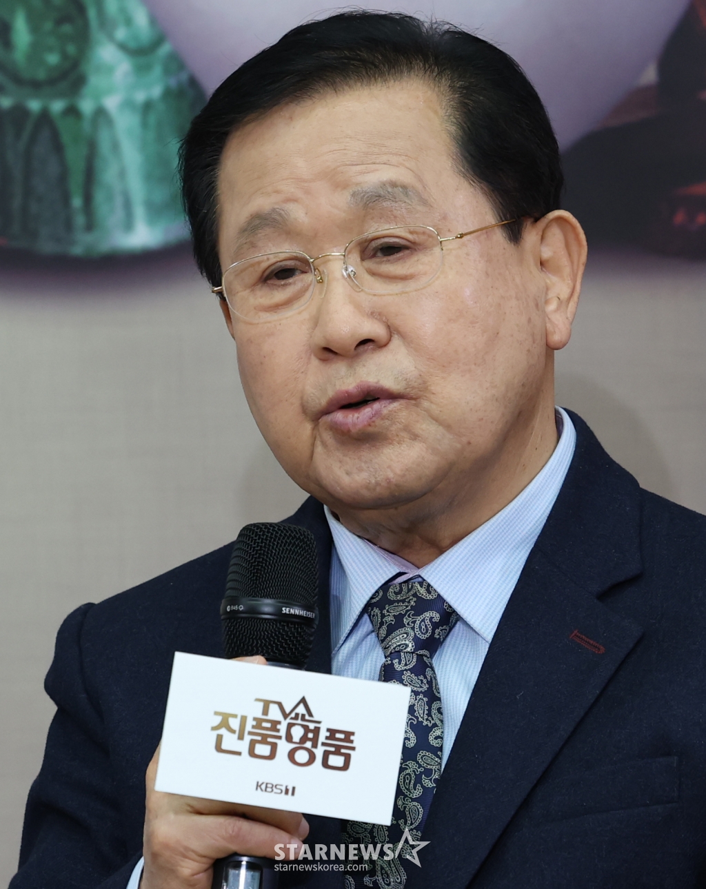 (서울=뉴스1) 권현진 기자 = 김준영 도자기 감정위원이 27일 서울 영등포구 KBS 신관에서 열린 ‘TV쇼 진품명품 30주년 기념 기자 간담회’에서 인사말을 하고 있다. ‘TV쇼 진품명품'은 세월 속에 묻혀 있던 진품, 명품을 발굴해 배우는 즐거움과 깨닫는 기쁨을 얻고, 전문 감정위원의 예리한 시선으로 우리 고미술품의 진가를 확인하는 고미술 감정 프로그램이다. 2025.2.27/뉴스1 Copyright (C) 뉴스1. All rights reserved. 무단 전재 및 재배포, AI학습 이용 금지. /사진=(서울=뉴스1) 권현진 기자