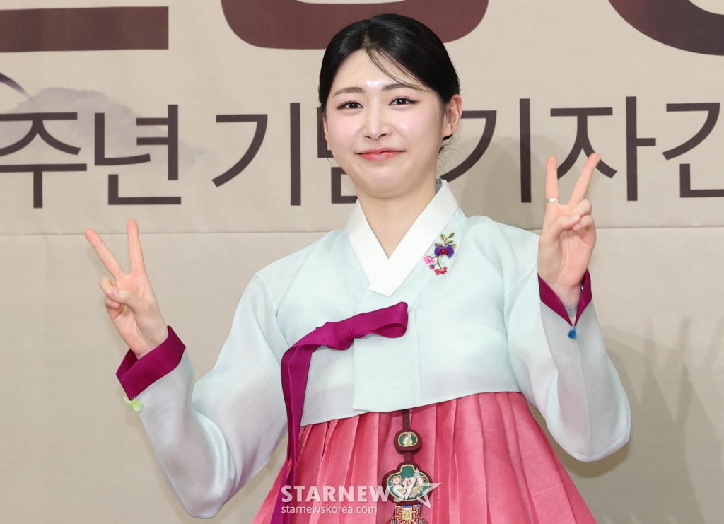 (서울=뉴스1) 권현진 기자 = 전현무와 열애설이 났던 홍주연 아나운서가 27일 서울 영등포구 KBS 신관에서 열린 ‘TV쇼 진품명품 30주년 기념 기자 간담회’에서 포즈를 취하고 있다. ‘TV쇼 진품명품'은 세월 속에 묻혀 있던 진품, 명품을 발굴해 배우는 즐거움과 깨닫는 기쁨을 얻고, 전문 감정위원의 예리한 시선으로 우리 고미술품의 진가를 확인하는 고미술 감정 프로그램이다. 2025.2.27/뉴스1 Copyright (C) 뉴스1. All rights reserved. 무단 전재 및 재배포, AI학습 이용 금지. /사진=(서울=뉴스1) 권현진 기자