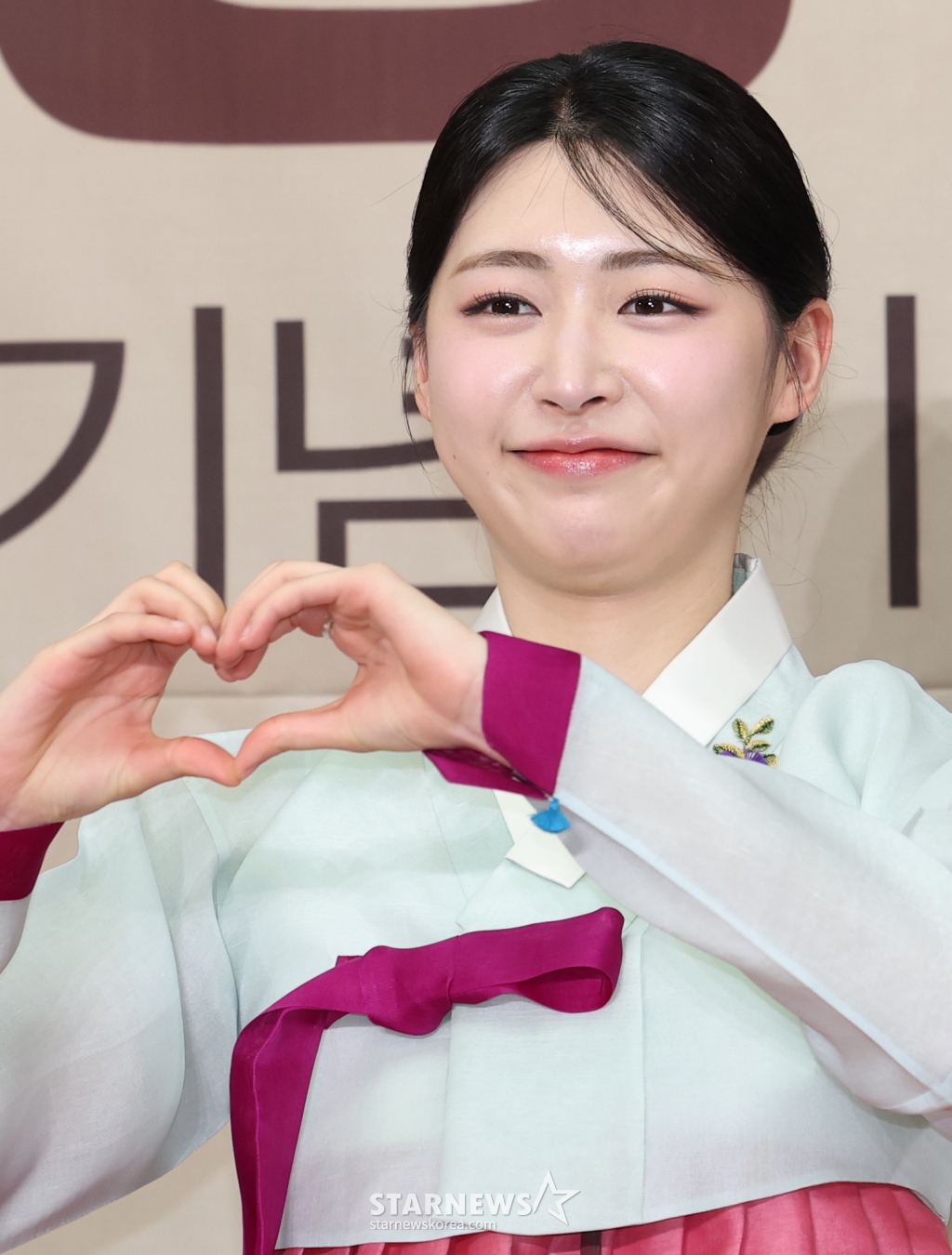 (서울=뉴스1) 권현진 기자 = 홍주연 아나운서가 27일 서울 영등포구 KBS 신관에서 열린 ‘TV쇼 진품명품 30주년 기념 기자 간담회’에서 포즈를 취하고 있다. ‘TV쇼 진품명품'은 세월 속에 묻혀 있던 진품, 명품을 발굴해 배우는 즐거움과 깨닫는 기쁨을 얻고, 전문 감정위원의 예리한 시선으로 우리 고미술품의 진가를 확인하는 고미술 감정 프로그램이다. 2025.2.27/뉴스1 Copyright (C) 뉴스1. All rights reserved. 무단 전재 및 재배포, AI학습 이용 금지. /사진=(서울=뉴스1) 권현진 기자