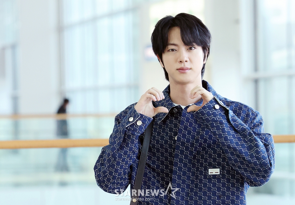 (인천공항=뉴스1) 이동해 기자 = 방탄소년단(BTS) 진이 밀라노 패션위크 참석 차 23일 인천국제공항 제2여객터미널을 통해 이탈리아로 출국하고 있다. 2025.2.23/뉴스1 Copyright (C) 뉴스1. All rights reserved. 무단 전재 및 재배포, AI학습 이용 금지. /사진=(인천공항=뉴스1) 이동해 기자