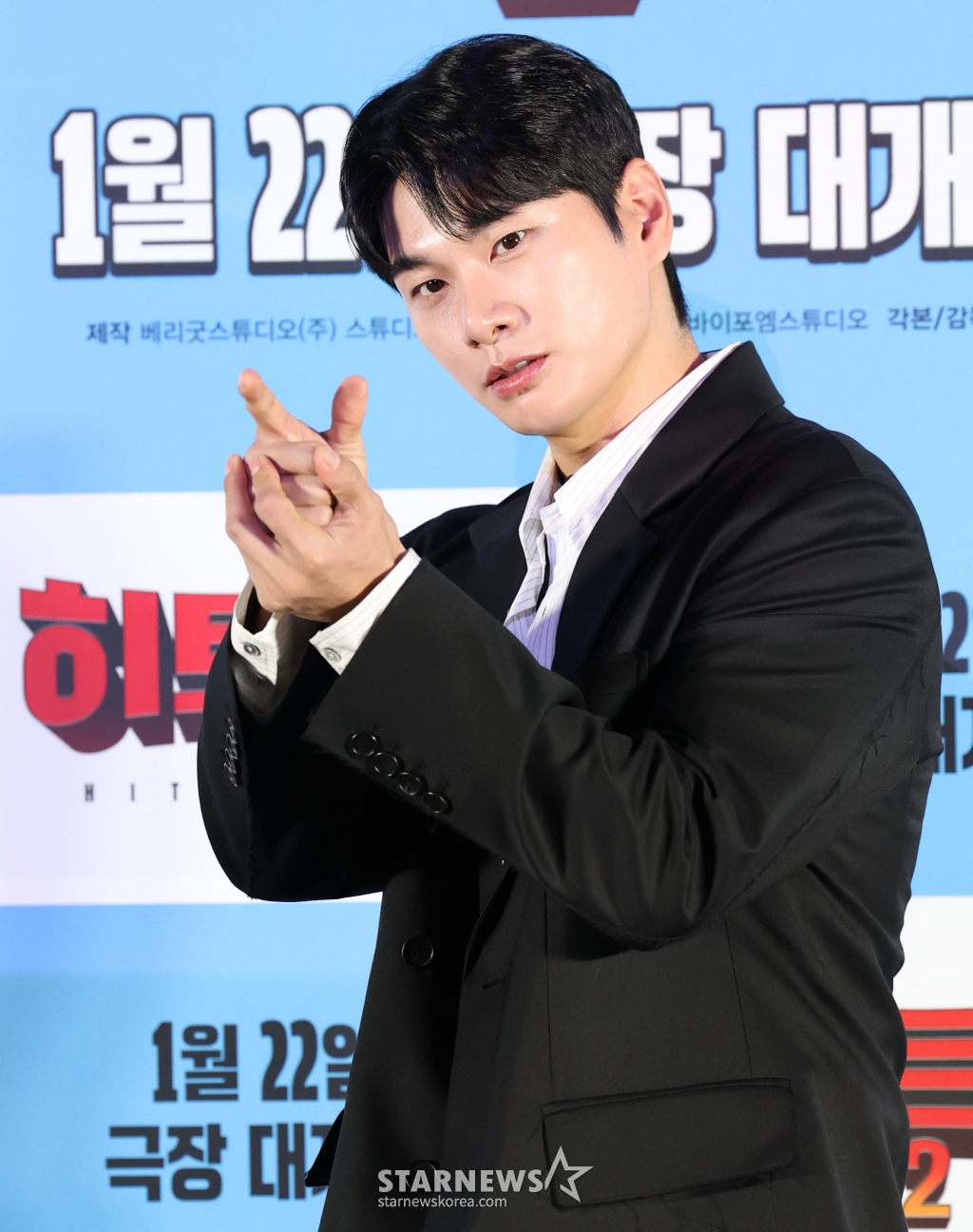 (서울=뉴스1) 권현진 기자 = 배우 이이경이 15일 서울 용산구 CGV 용산점에서 열린 영화 '히트맨2' 언론시사회에 참석해 포즈를 취하고 있다. '히트맨2'는 대히트 흥행 작가에서 순식간에 '뇌절작가'로 전락한 '준'(권상우 분)이 야심차게 선보인 신작 웹툰을 모방한 테러가 발생하고, 하루아침에 범인으로 몰리면서 벌어지는 코믹 액션 영화이다. 2021.15/뉴스1 Copyright (C) 뉴스1. All rights reserved. 무단 전재 및 재배포, AI학습 이용 금지. /사진=(서울=뉴스1) 권현진 기자
