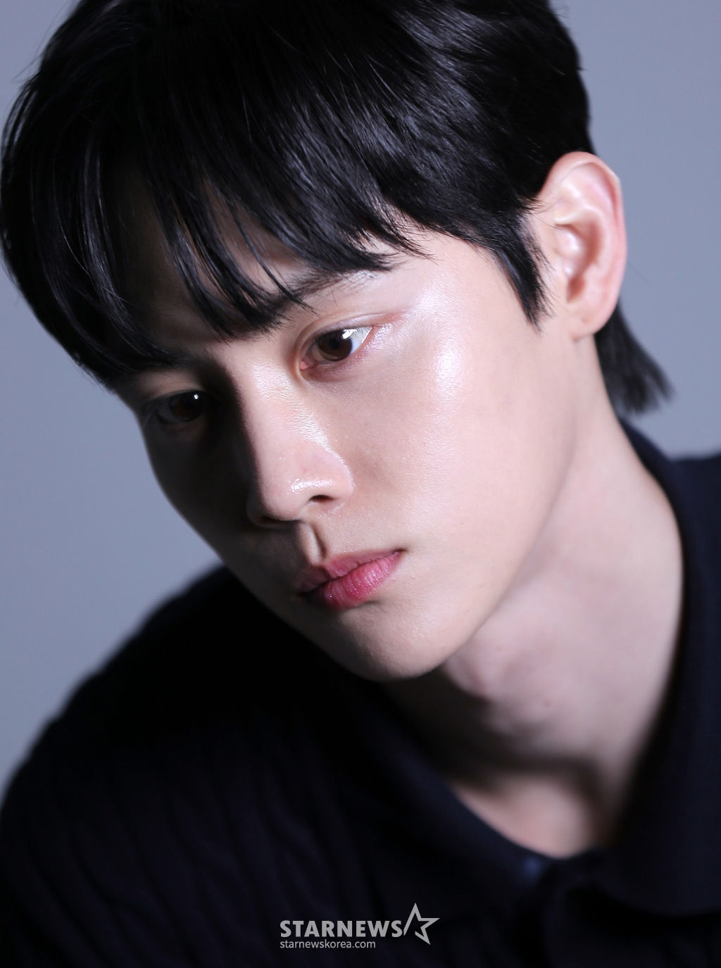 배우 이종현이 지난 24일 서울 종로구 스타뉴스 사옥에서 진행된 티빙 드라마 '스터디그룹' 관련 인터뷰에 앞서 포즈를 취하고 있다. 극 중 이종현은 유성공고에서 공부하기 위해 스터디그룹을 만드는 윤가민에게 첫 번째 멤버로 선택받은 엘리트 김세현 역을 연기했다. 뛰어난 학업 성적을 보이는 김세현은 대학 진학을 희망하지만, 기술을 배우라는 아버지의 강요를 받는 인물이기도 하다. 동명의 웹툰을 원작으로 하는 '스터디그룹'은 공부를 잘하고 싶지만 싸움에만 재능이 '몰빵' 된 윤가민(황민현 분)이 최악의 꼴통 학교에서 피 튀기는 입시에 뛰어들며 '스터디그룹'을 결성하는 코믹 고교 액션극이다. /사진=김창현 chmt@