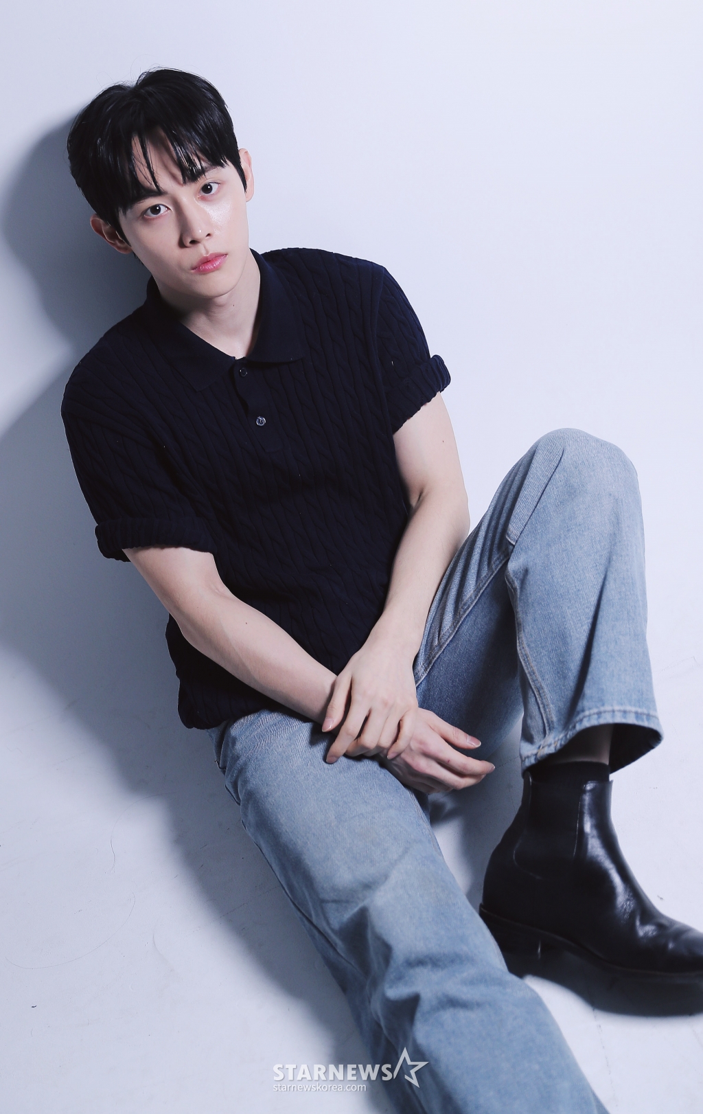 배우 이종현이 지난 24일 서울 종로구 스타뉴스 사옥에서 진행된 티빙 드라마 '스터디그룹' 관련 인터뷰에 앞서 포즈를 취하고 있다. 극 중 이종현은 유성공고에서 공부하기 위해 스터디그룹을 만드는 윤가민(황민현 분)에게 첫 번째 멤버로 선택받은 엘리트 김세현 역을 연기했다. 뛰어난 학업 성적을 보이는 김세현은 대학 진학을 희망하지만, 기술을 배우라는 아버지의 강요를 받는 인물이기도 하다. 동명의 웹툰을 원작으로 하는 '스터디그룹'은 공부를 잘하고 싶지만 싸움에만 재능이 '몰빵' 된 윤가민(황민현 분)이 최악의 꼴통 학교에서 피 튀기는 입시에 뛰어들며 '스터디그룹'을 결성하는 코믹 고교 액션극이다. /사진=김창현 chmt@