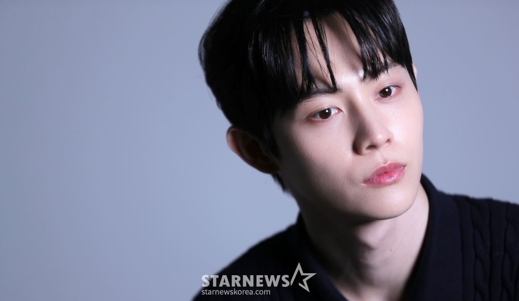 배우 이종현이 지난 24일 서울 종로구 스타뉴스 사옥에서 진행된 티빙 드라마 '스터디그룹' 관련 인터뷰에 앞서 포즈를 취하고 있다. 극 중 이종현은 유성공고에서 공부하기 위해 스터디그룹을 만드는 윤가민에게 첫 번째 멤버로 선택받은 엘리트 김세현 역을 연기했다. 뛰어난 학업 성적을 보이는 김세현은 대학 진학을 희망하지만, 기술을 배우라는 아버지의 강요를 받는 인물이기도 하다. 동명의 웹툰을 원작으로 하는 '스터디그룹'은 공부를 잘하고 싶지만 싸움에만 재능이 '몰빵' 된 윤가민(황민현 분)이 최악의 꼴통 학교에서 피 튀기는 입시에 뛰어들며 '스터디그룹'을 결성하는 코믹 고교 액션극이다. /사진=김창현 chmt@