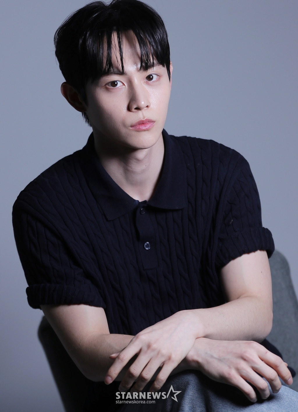 배우 이종현이 지난 24일 서울 종로구 스타뉴스 사옥에서 진행된 티빙 드라마 '스터디그룹' 관련 인터뷰에 앞서 포즈를 취하고 있다. 극 중 이종현은 유성공고에서 공부하기 위해 스터디그룹을 만드는 윤가민(황민현 분)에게 첫 번째 멤버로 선택받은 엘리트 김세현 역을 연기했다. 뛰어난 학업 성적을 보이는 김세현은 대학 진학을 희망하지만, 기술을 배우라는 아버지의 강요를 받는 인물이기도 하다. 동명의 웹툰을 원작으로 하는 '스터디그룹'은 공부를 잘하고 싶지만 싸움에만 재능이 '몰빵' 된 윤가민(황민현 분)이 최악의 꼴통 학교에서 피 튀기는 입시에 뛰어들며 '스터디그룹'을 결성하는 코믹 고교 액션극이다. /사진=김창현 chmt@