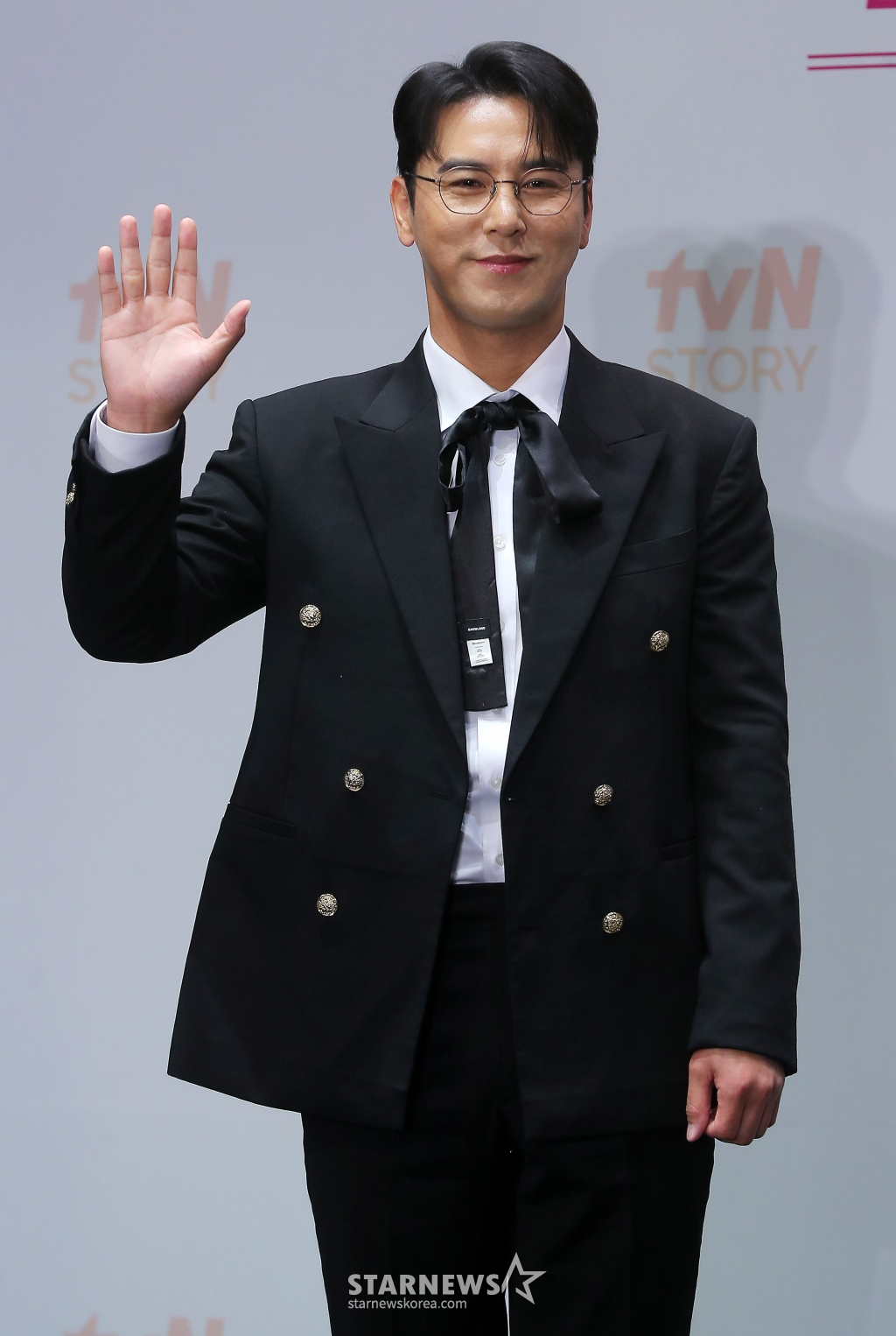 가수 장민호가 4일 오후 서울 구로구 라마다 서울 신도림 호텔에서 진행된 tvN STORY 예능 프로그램 '잘생긴 트롯' 제작발표회에 참석해 포즈를 취하고 있다. '잘생긴 트롯'은 연예계 대표 12명의 남자 스타들이 트롯에 진정성을 가지고 도전하는 신(新) 음악 예능이다. 오는 14일 첫 방송. 2025.02.04 /사진=김창현 chmt@